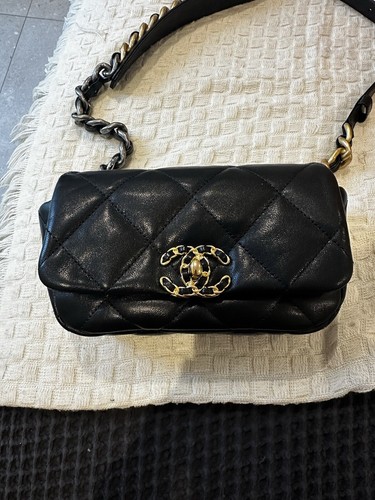 Chanel leather waist bag - 19,