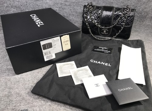 Chanel medium flap black - chanel,