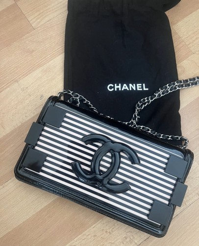 100 authentic chanel lego - 100%,